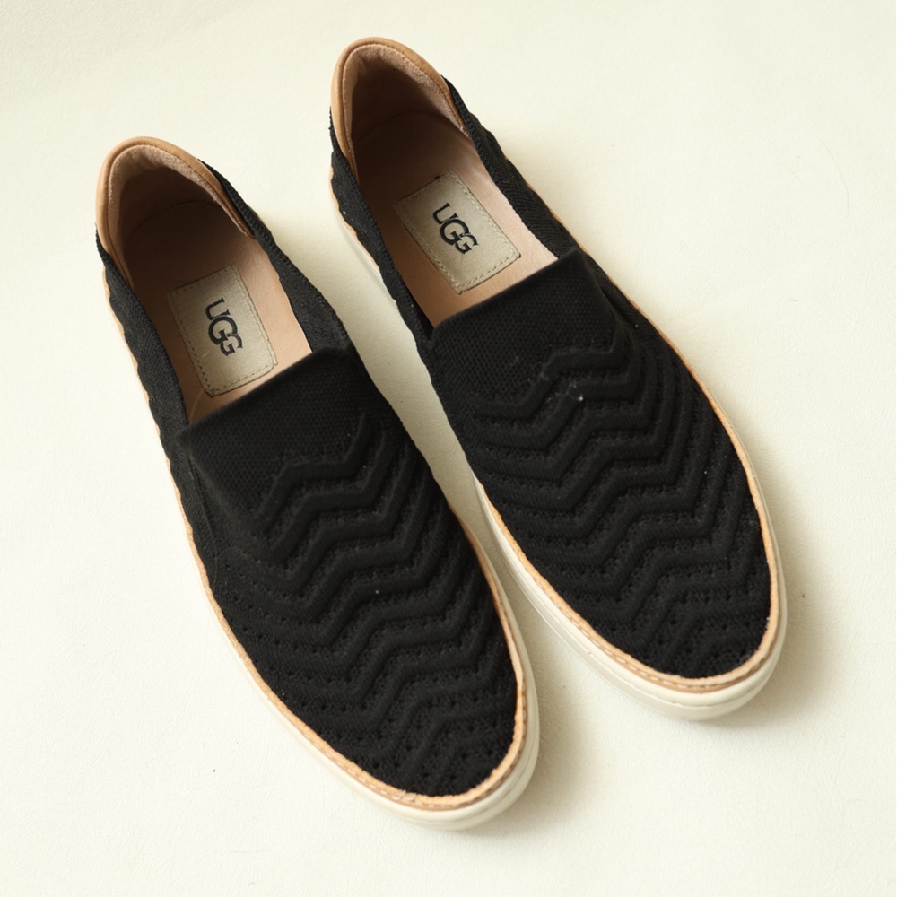 UGG Women’s Sammy Black Chevron slip-on Sneakers Tan Lining and Accents Size 6